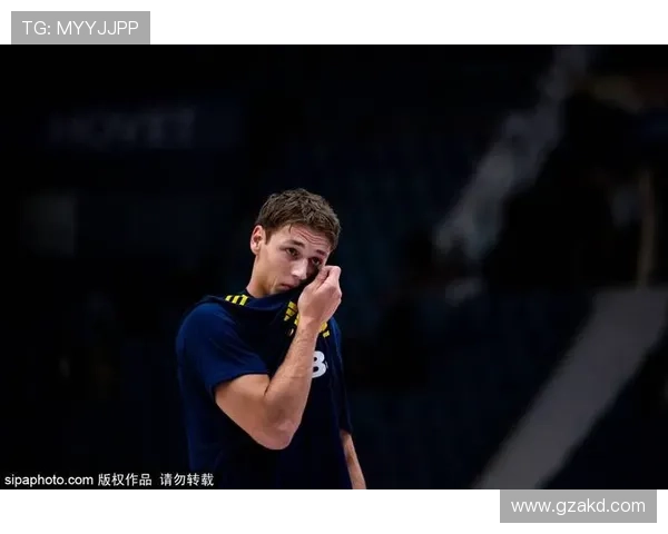 马尔卡宁训练场神准发威 连续命中11记底角三分展示超强投射能力 马尔卡宁训练场神准发威 连续命中11记底角三分展示超强投射能力