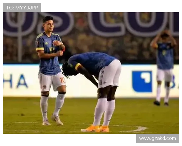 智利足球联赛球迷冲突升级 握皮带拐杖互殴场面惊险