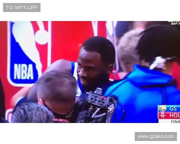 阿莫林赛后两小时不舍离场以温暖笑容陪伴球迷签名合影 阿莫林赛后两小时不舍离场以温暖笑容陪伴球迷签名合影